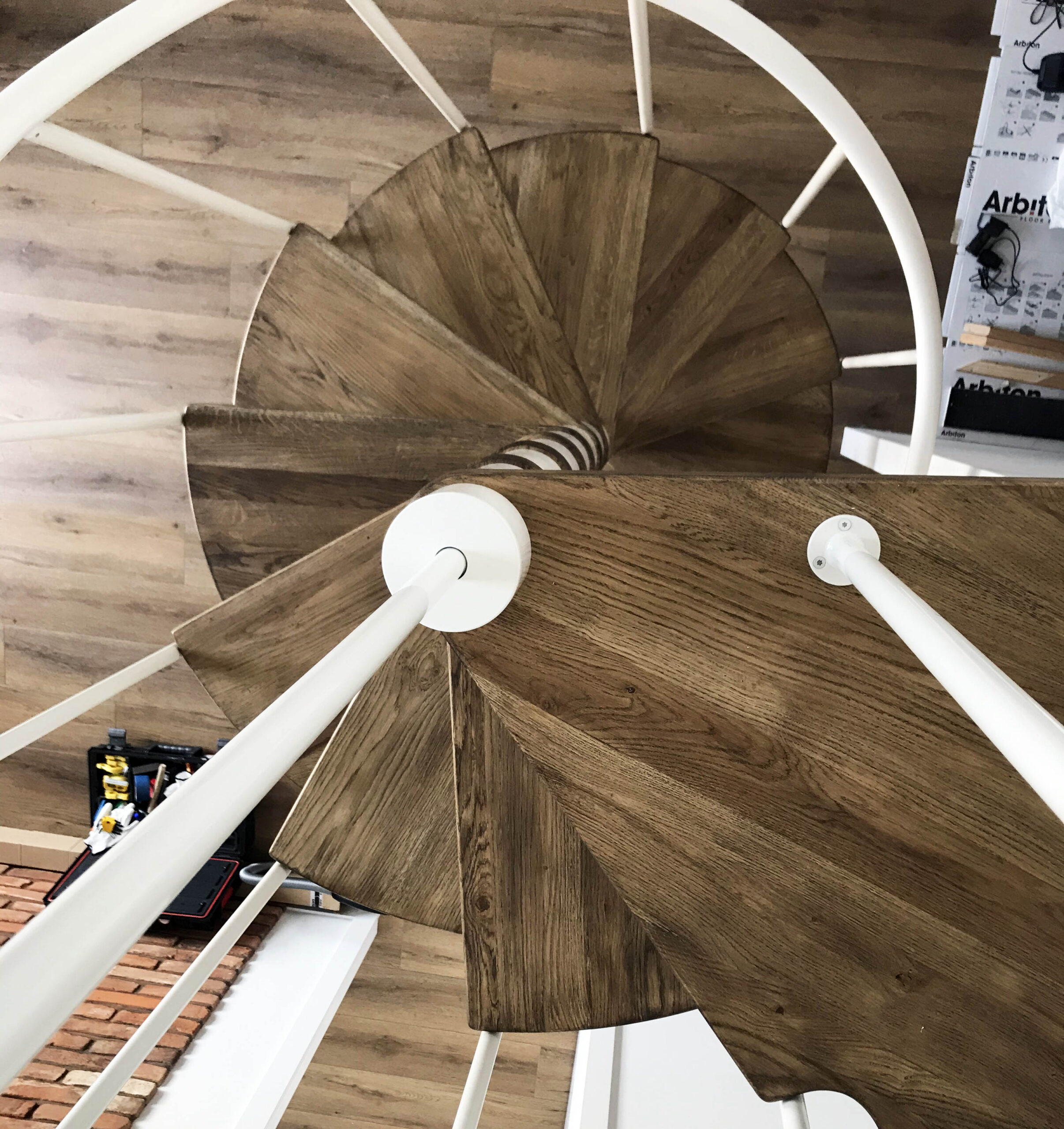 MONTREAL CLASSIC Spiral Staircase Old Oak 130cm