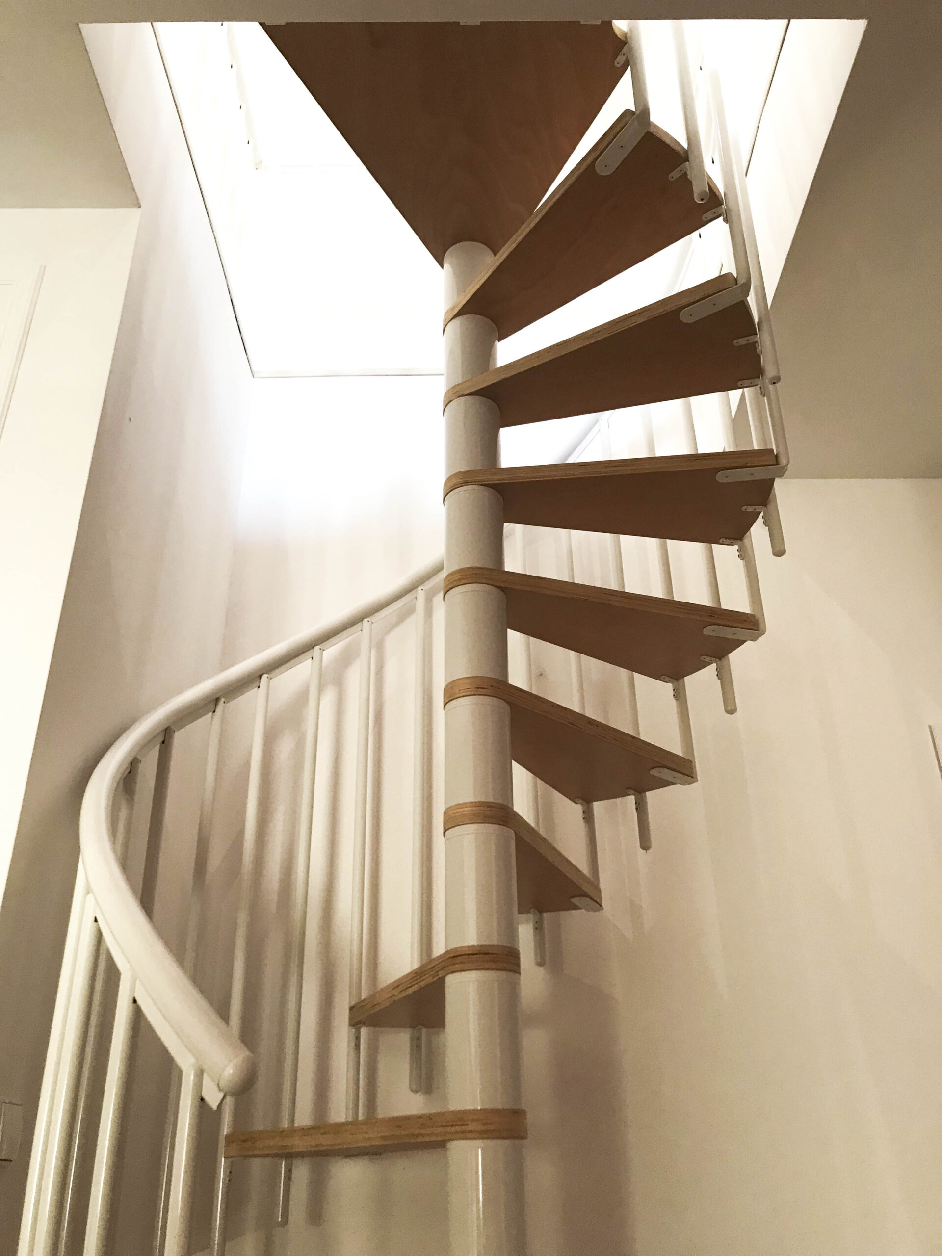 CALGARY Spiral Staircase White/Beech 120cm Extra Spindles